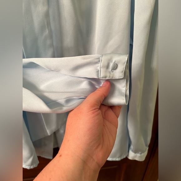 KAKI ROBERTS VTG Ice Blue blouse with shoulder pads. Size unknown - Picture 6 of 6